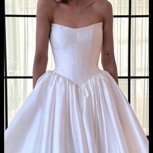 Elegant Basque Waist White Satin Gown NWOT size 4/6